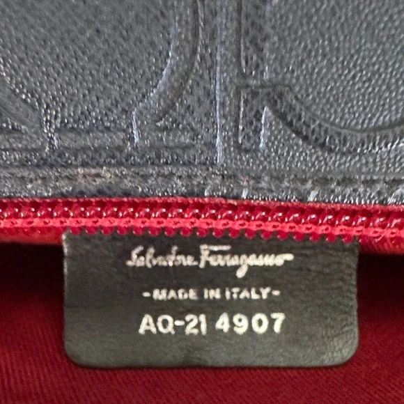 Salvatore Ferragamo Vintage Logo-Embossed Leather Shoulder Bag – Black - Picture 10 of 12